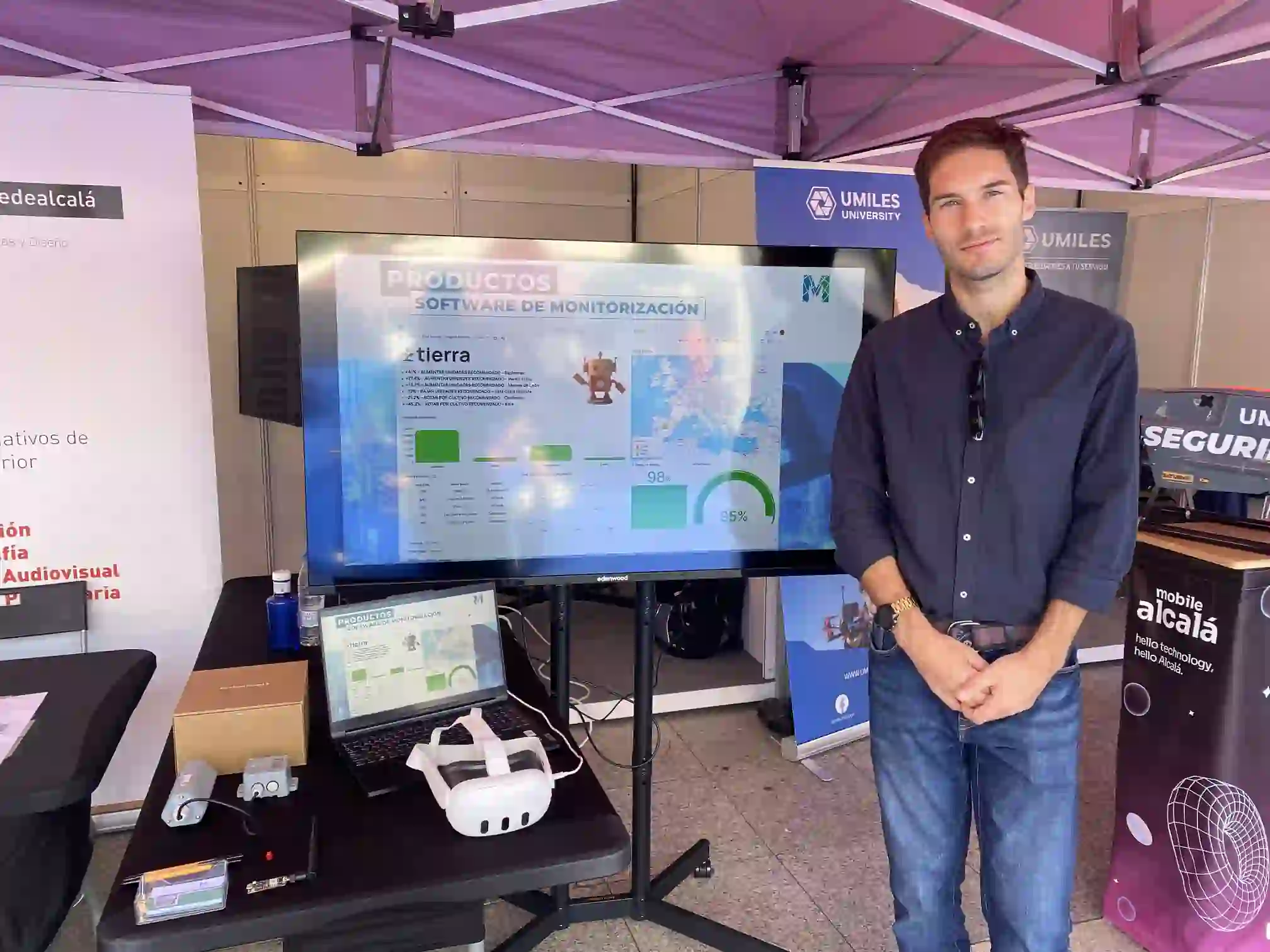 Asistentes en el stand de Maedcore