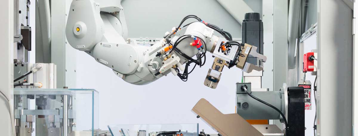 Cadena de montaje robótica con sistema de inspección automatizada