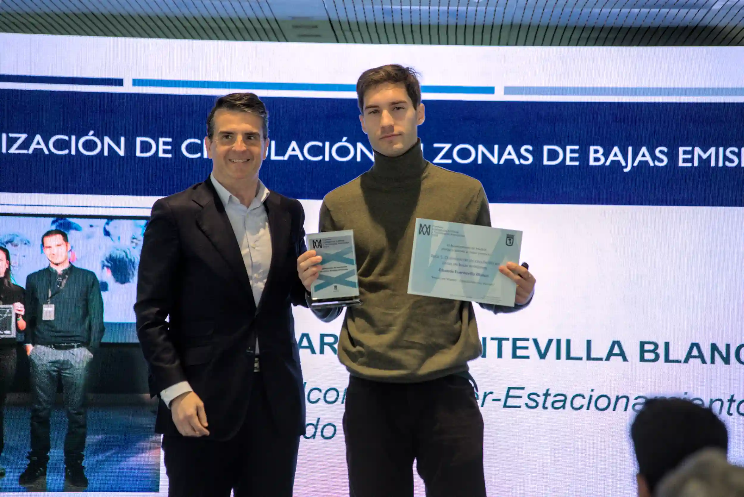 Eduardo Fuentevilla, CEO de Maedcore, recibiendo el premio a la mejor solución tecnológica para ZBE