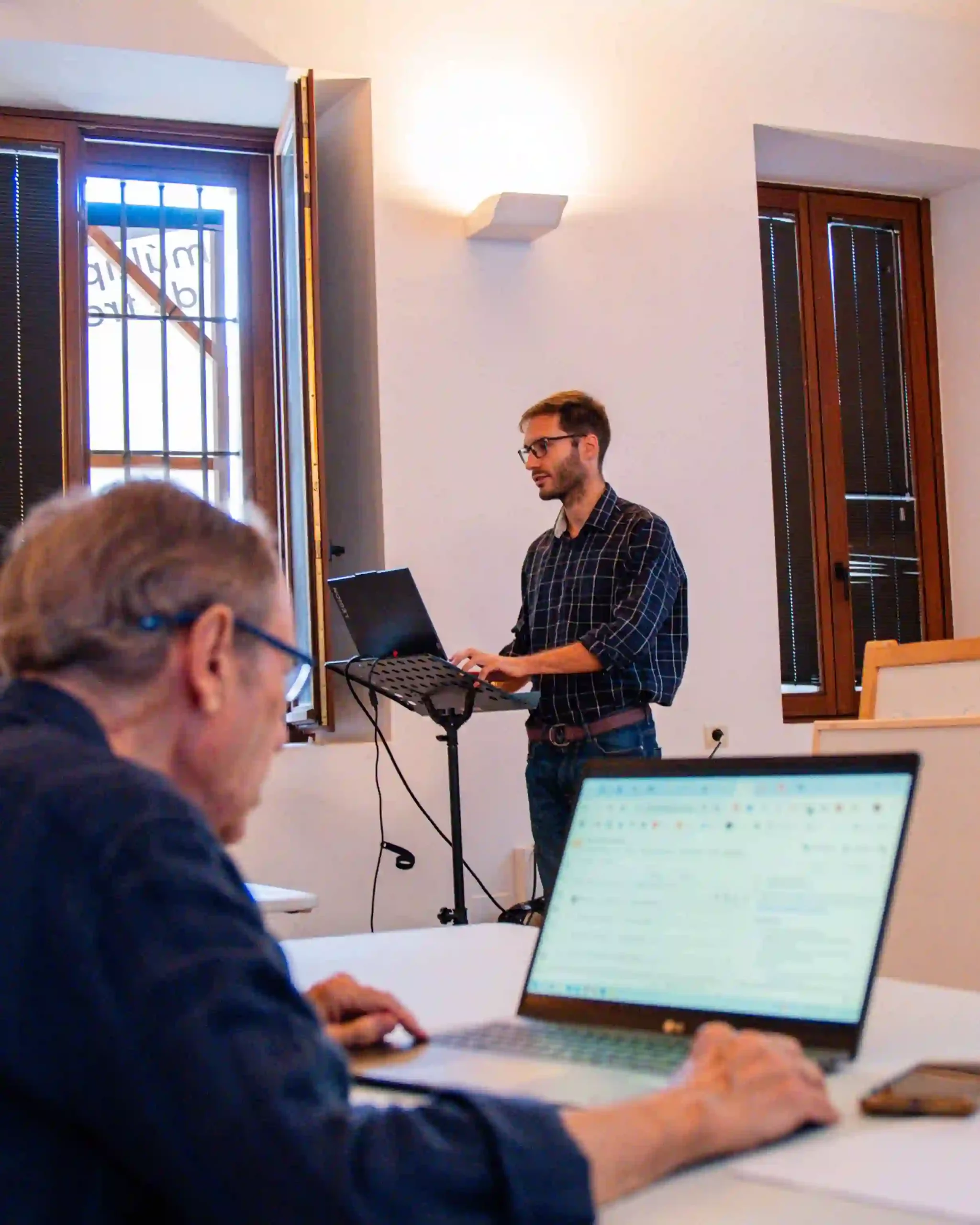 Sesión del curso de IA con asistentes interactuando