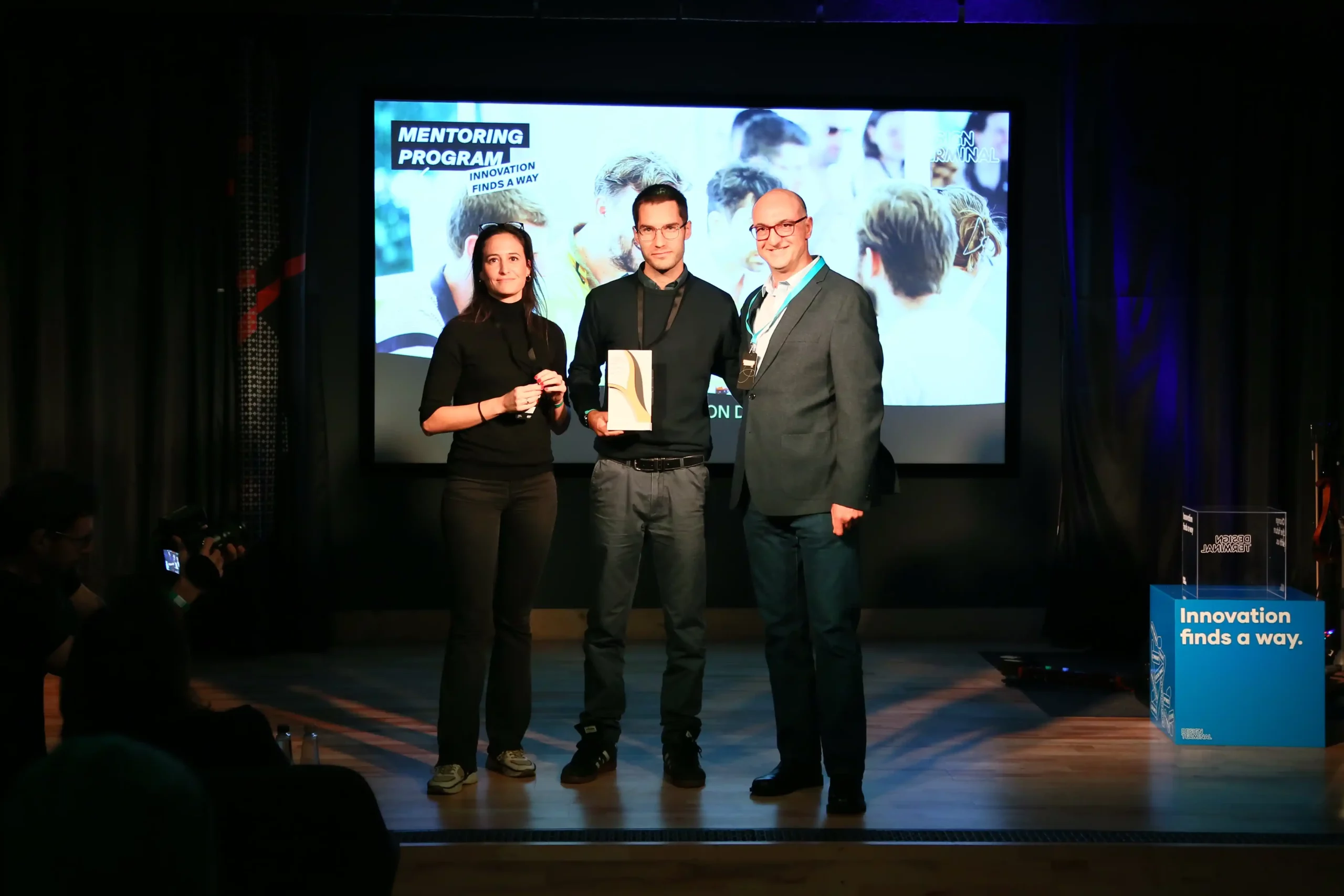 Maedcore recibiendo el premio a la startup con mayor crecimiento