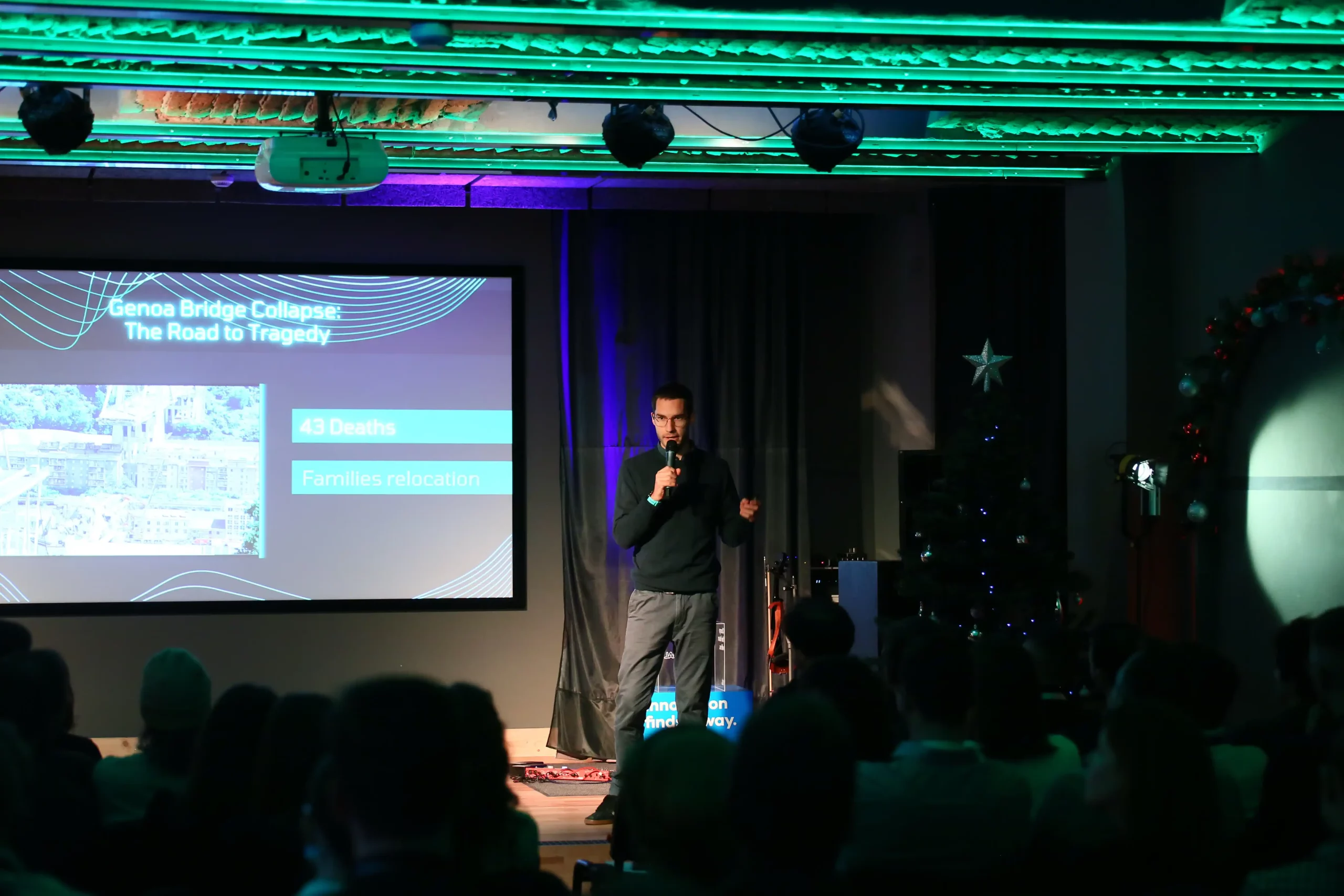 Presentación del equipo de Maedcore ante el jurado