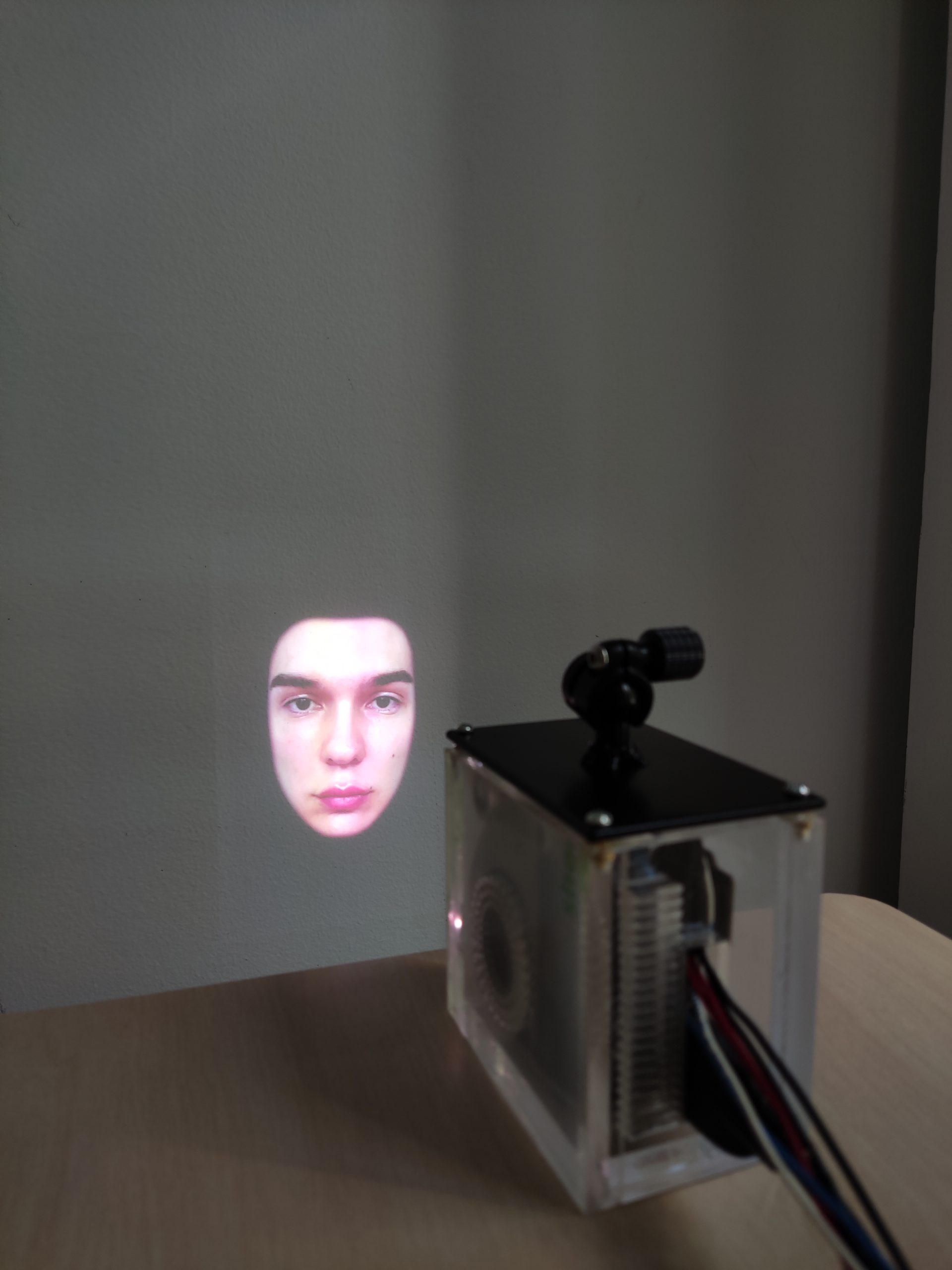 Sistema completo de proyector de efectos faciales mostrando la instalación del hardware de proyección y captura