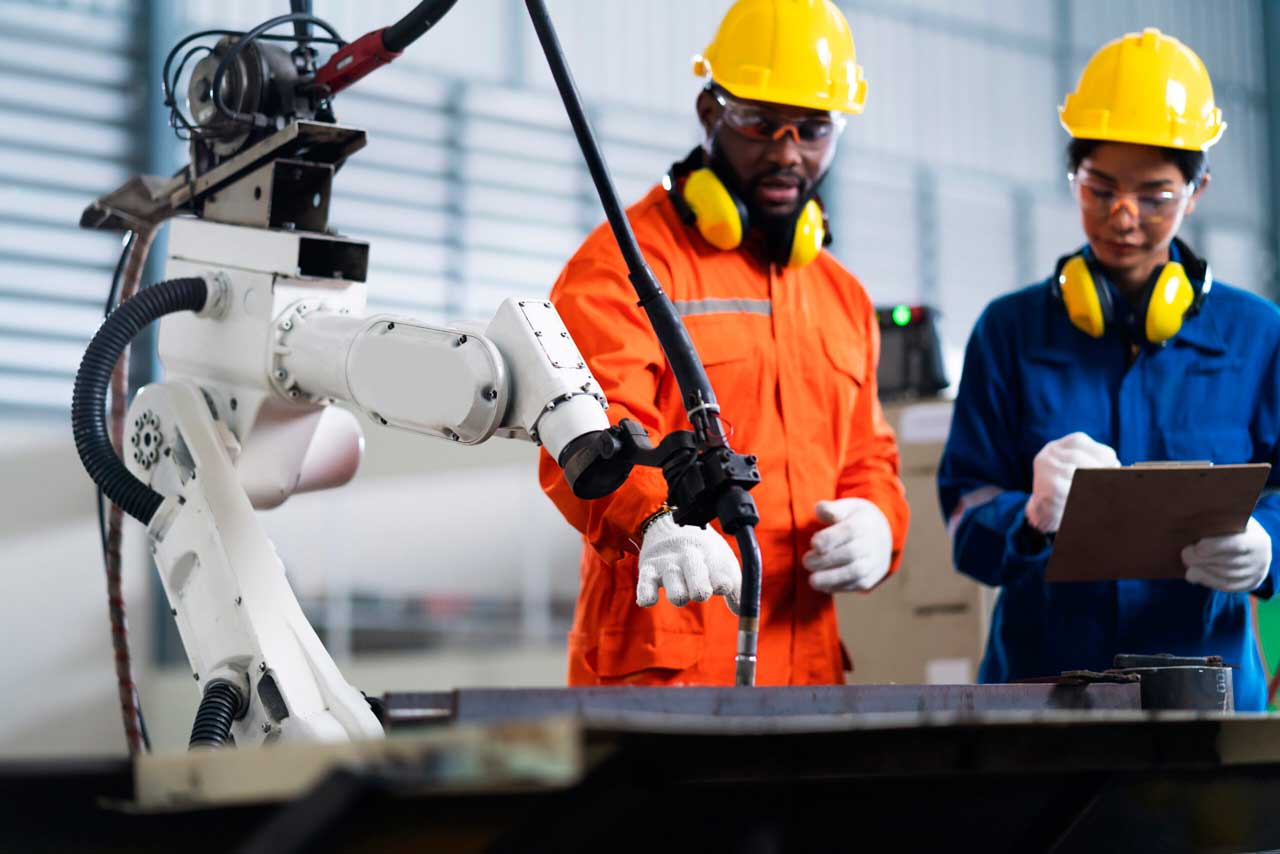 Robot industrial manipulando materiales peligrosos en línea de producción