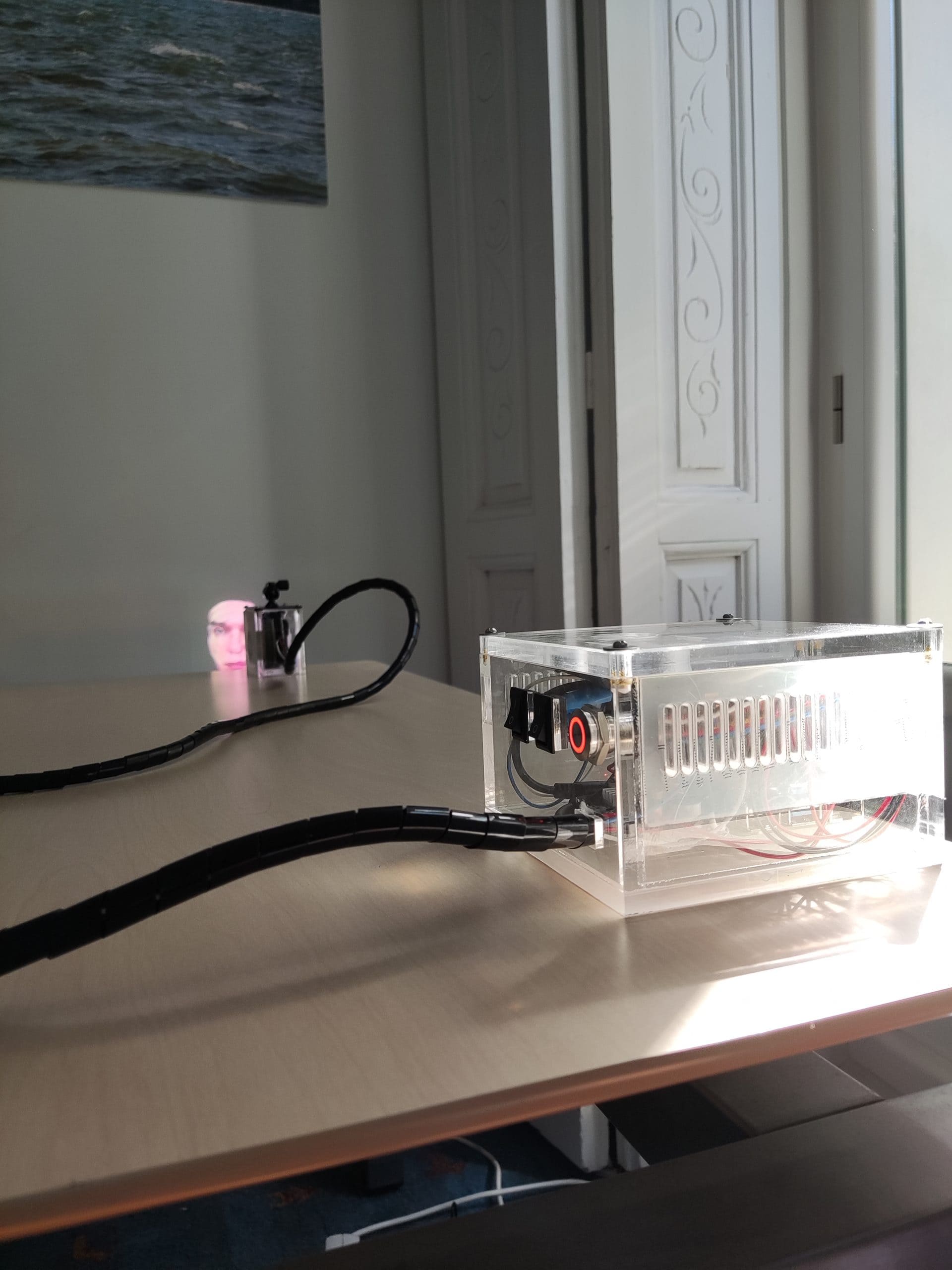 Sistema de proyección de efectos faciales instalado en un espacio controlado mostrando la salida de proyección alineada a la geometría facial del sujeto