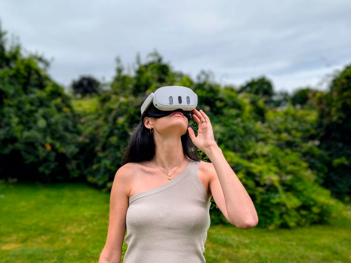 Despliegue VR en entorno exterior mostrando gafas Meta Quest y sistema de navegación multi-mundo