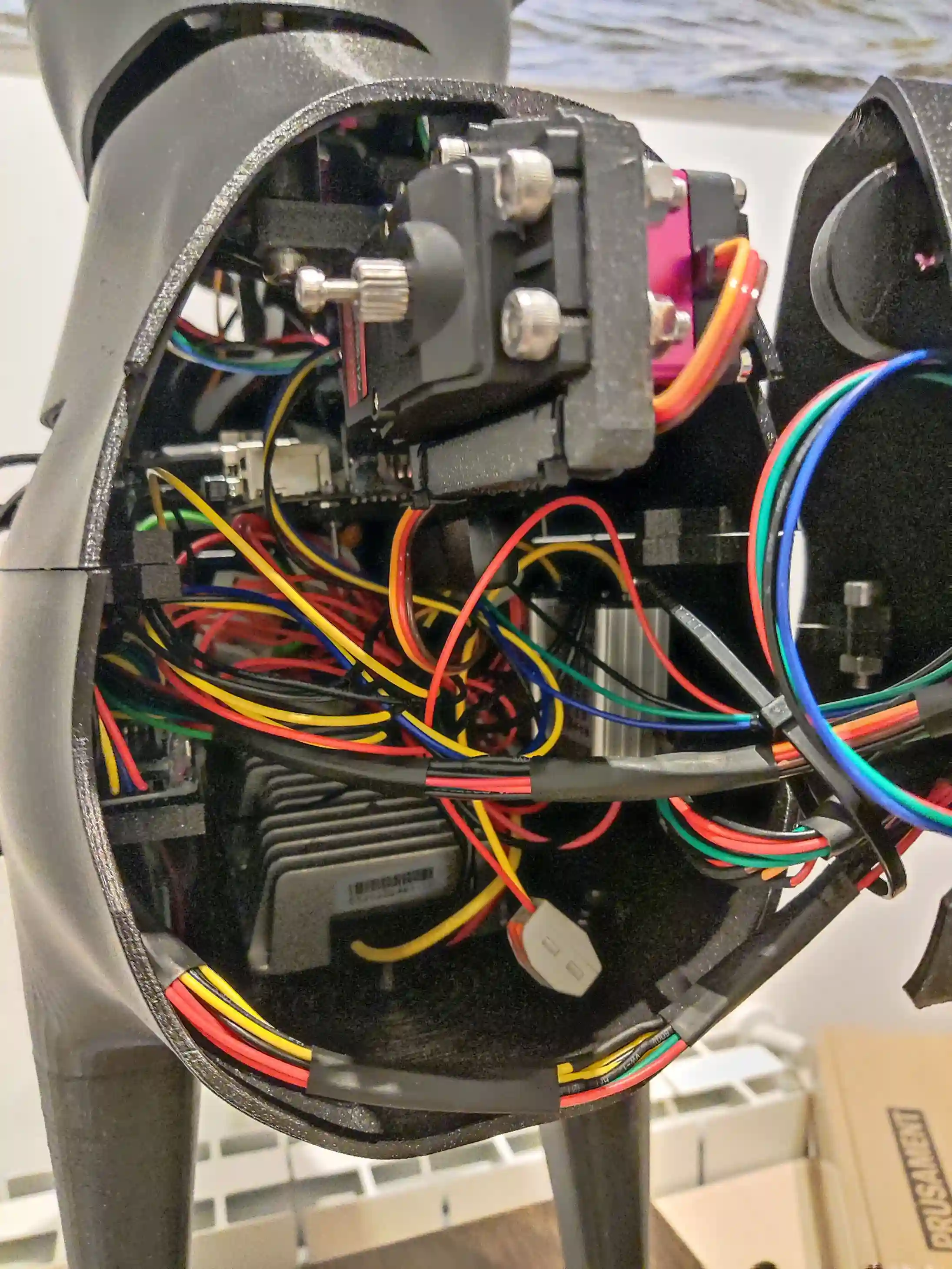 Chasis del perro robótico durante el ensamblaje de sus piezas impresas en 3D