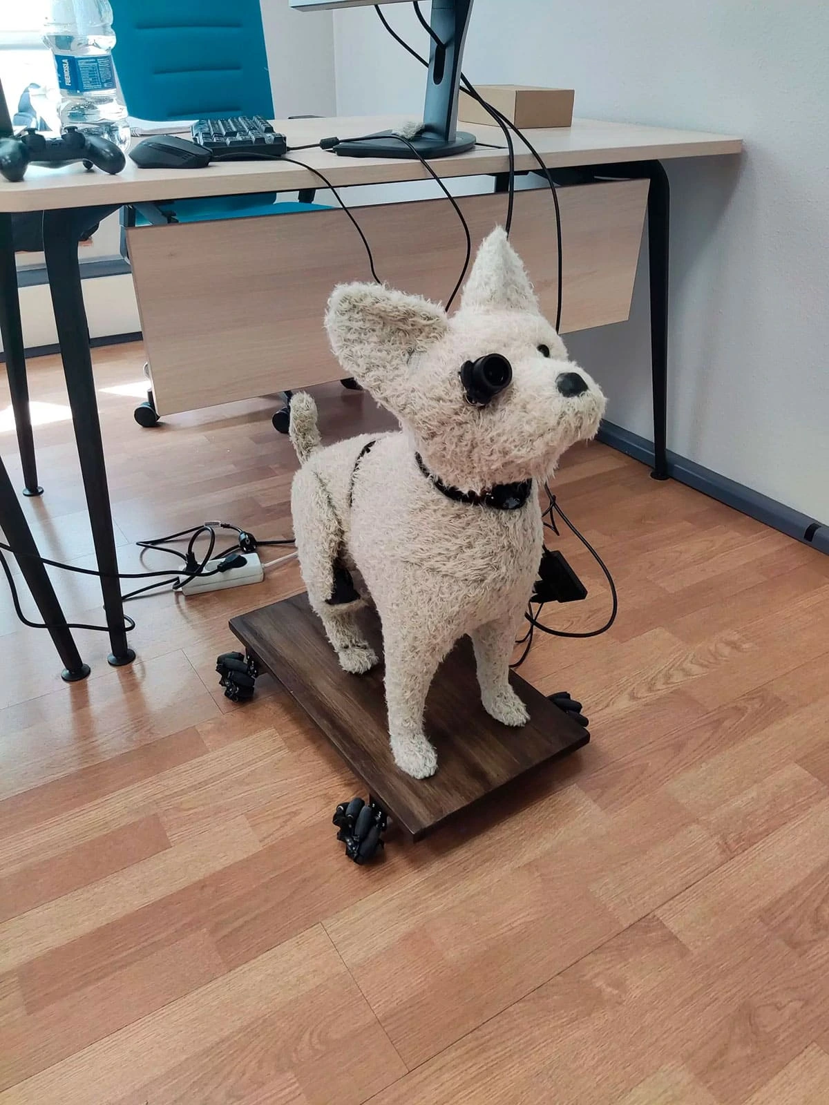 Perro robótico autónomo impulsado por inteligencia artificial durante las pruebas de detección de objetos