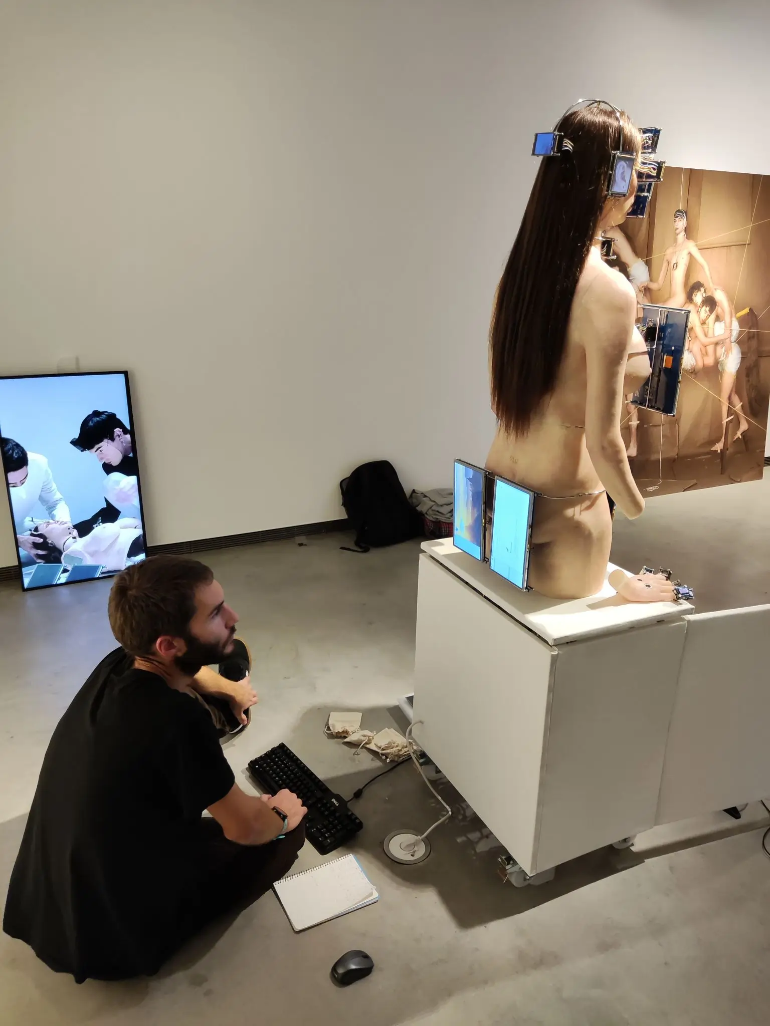 Rear view of the Pi(x)el installation showing the connection structure between the 25 screens and the electronic control systems